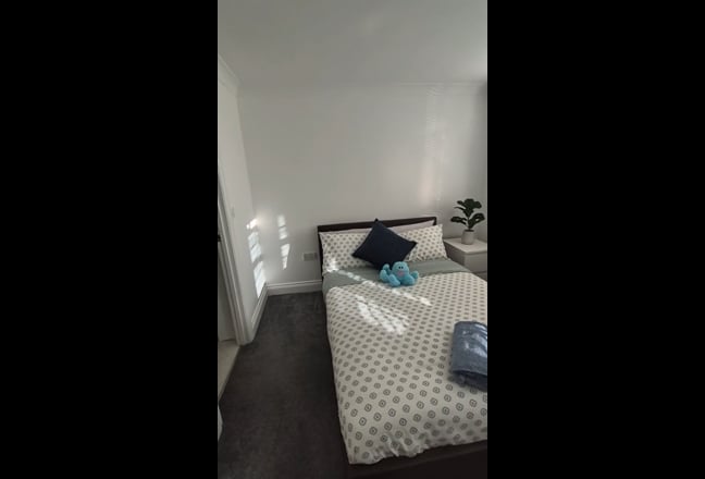 Double Furnished Room in (PO4)– All Facilities inc Main Photo