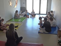 Ballmanetes acull una sessió de massatge infantil amb nadons