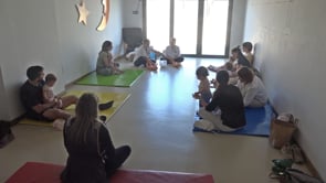 Ballmanetes acull una sessió de massatge infantil amb nadons