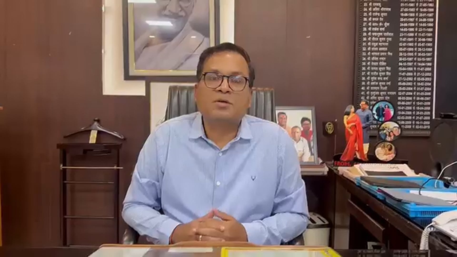 जनगणना जागरूकता रील बनाने वालों को मिलेगा सम्मान और पुरस्कार

जनगणना के दौरान जागरूकता फैलाने के लिए लोगों को सोशल मीडिया रील्स बनाने के लिए प्रोत्साहित किया जा रहा है। प्रशासन की ओर से कहा गया है कि जनगणना से जुड़ी जागरूकता रील बनाकर उसे फेसबुक, इंस्टाग्राम या एक्स पर अपलोड करें। साथ ही निर्धारित हैशटैग का उपयोग करना अनिवार्य होगा, क्योंकि इसी आधार पर वीडियो को पुरस्कार और सम्मान के लिए चयनित किया जाएगा। इस पहल का उद्देश्य जनगणना को लेकर अधिक से अधिक लोगों तक जागरूकता पहुंचाना है।