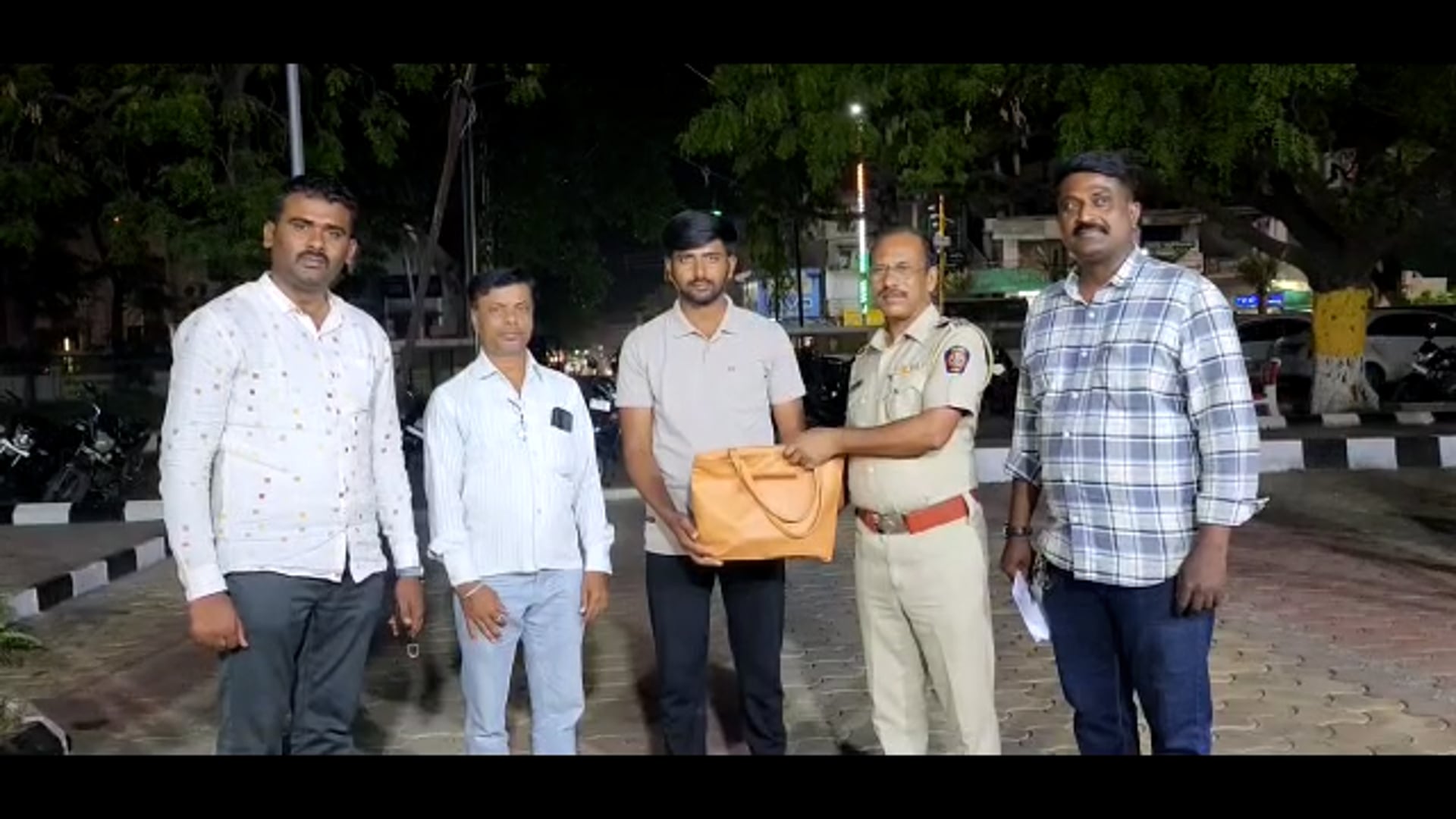 उदगीर ग्रामीण पोलिसांचा प्रामाणिकपणा व तत्परतेचे घडले दर्शन दीड तोळा सोने व तीन हजार रुपये असलेली बॅग केली सुपूर्द