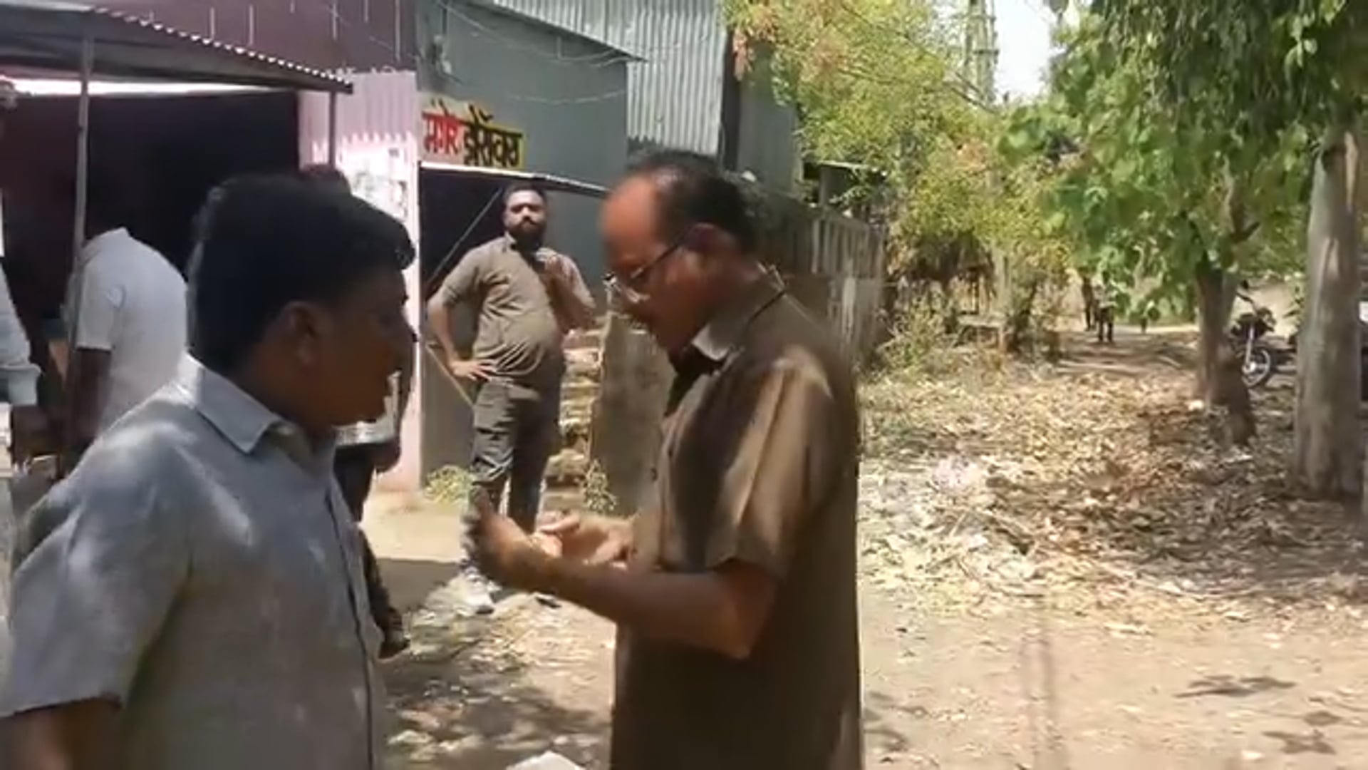 रेणापूर तहसील कार्यालयासमोर राशन दुकानदारांकडून संपादक व पत्रकारांना धमकी