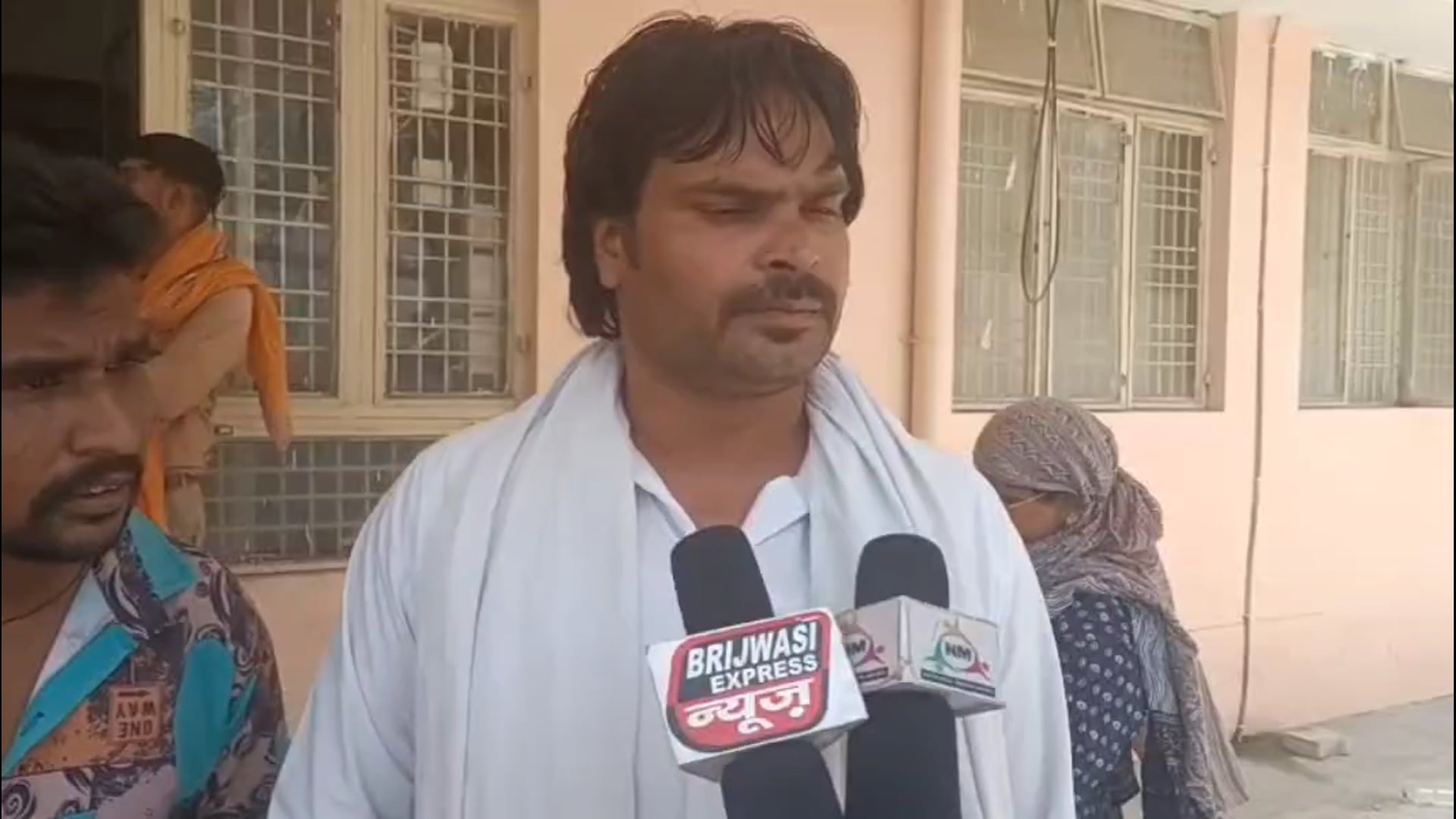 दो लड़कियों की शादी में हुए बबाल के बाद दूसरा पक्ष पहुंच एसपी कार्यालय कहां महाराणा प्रताप के प्रतिमा के बराबर में कर रहे थे पेशाब 
मना करने पर हुआ बवाल