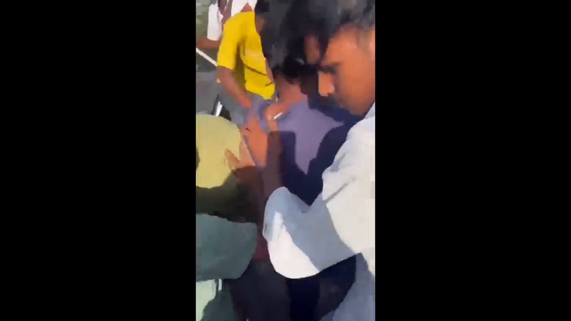 ▶️......ऋषिकेश में हरिद्वार रोड स्थित काली के ढाल पर कार सवार हरियाणा के पर्यटकों की जमकर धुनाई हुई। आरोप है कि पर्यटक कार में बैठकर एक महिला को छेड़ने का प्रयास कर रहे थे।