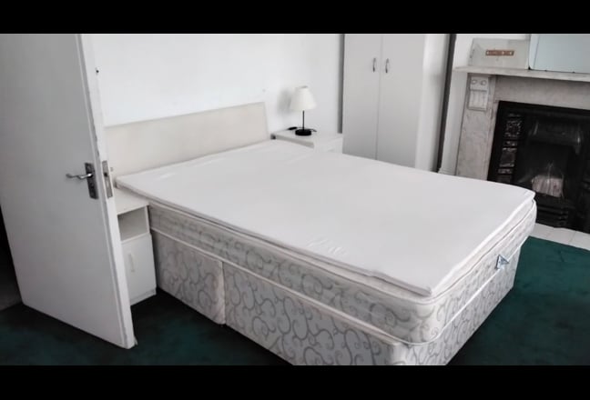 Bright Double Room available in a Female household Main Photo