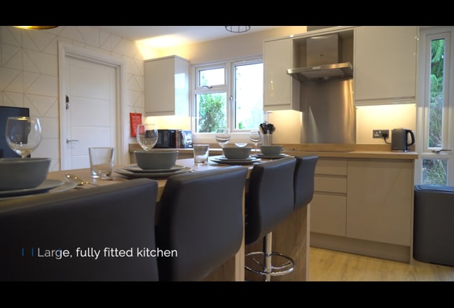⭐En-Suite Room in Calm, Well-Managed Home⭐ Main Photo