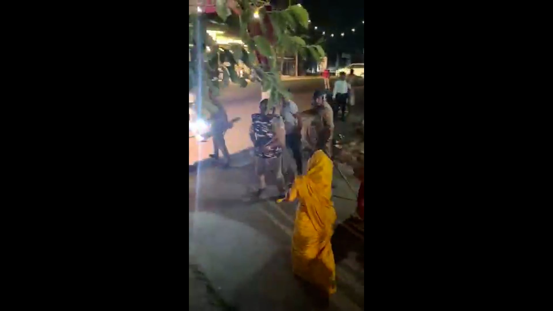 ▶️......मथुरा में एक शादी समारोह उस वक्त रणक्षेत्र में बदल गया जब किसी बात को लेकर दो पक्ष आमने-सामने आ गए। विवाद बढ़ने पर मौके पर पहुंची पुलिस ने मामला शांत कराने के लिए सख्ती दिखाई, लेकिन इससे महिलाएं भड़क गईं।
गुस्साई महिलाओं ने पुलिसकर्मियों को ही दौड़ा लिया, जिससे मौके पर अफरा-तफरी मच गई। शादी समारोह में देर तक हंगामा चलता रहा। घटना का वीडियो भी सोशल मीडिया पर तेजी से वायरल हो रहा है।
