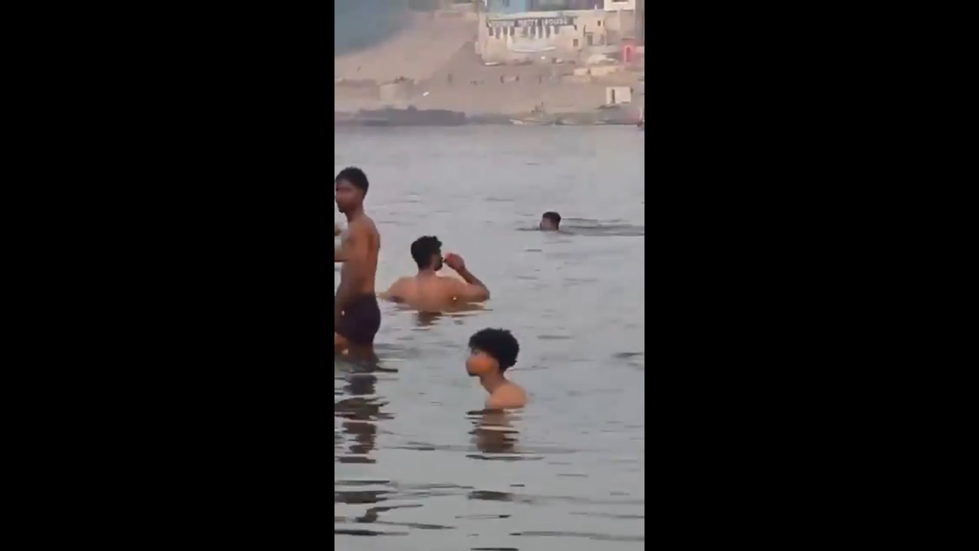 ▶️......गंगा नदी में स्नान के वक्त BEER पीते हुए 
यूपी पुलिस को इनकी अच्छी मरम्मत करनी चाहिए 

📍वाराणसी, यूपी