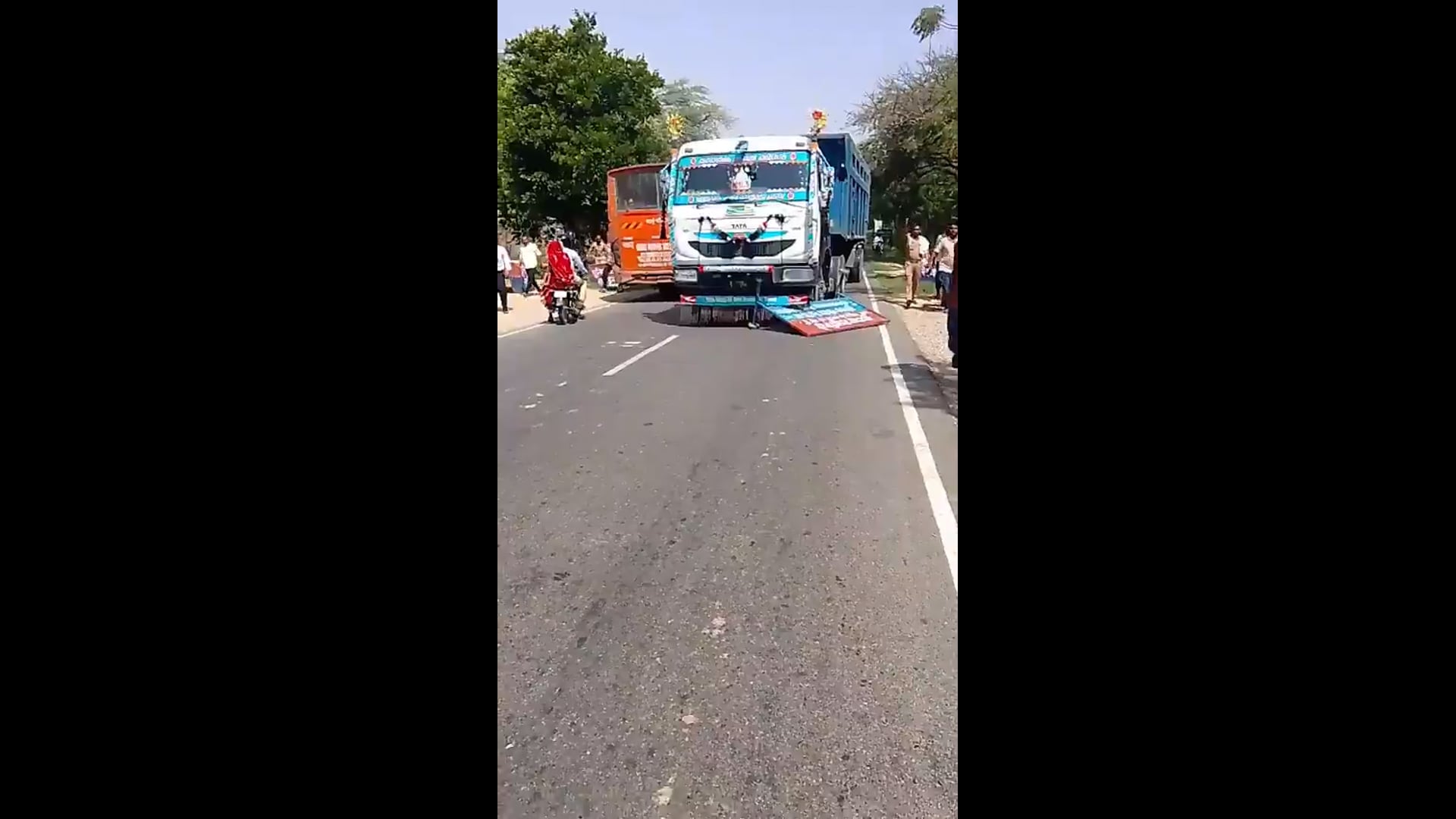 ▶️.....बदायूं में चेकिंग के दौरान डंपर चालक ने आरटीओ टीम को टक्कर मार दी और बैरिकेडिंग तोड़कर फरार हो गया। बताया जा रहा है कि मौके पर मौजूद पुलिसकर्मियों ने लोगों से अपनी गाड़ियां लगाकर डंपर रोकने की अपील की, लेकिन किसी ने मदद नहीं की। पुलिस फरार चालक की तलाश में जुटी है।