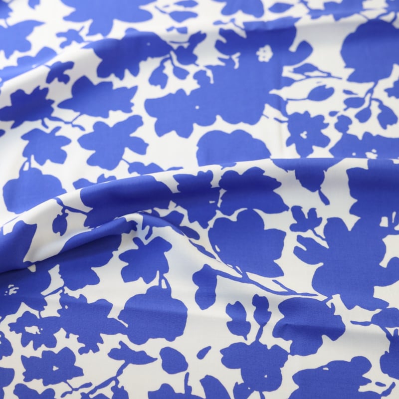 Vidéo: Étoffe 100% viscose – Fleurs silhouettes bleues