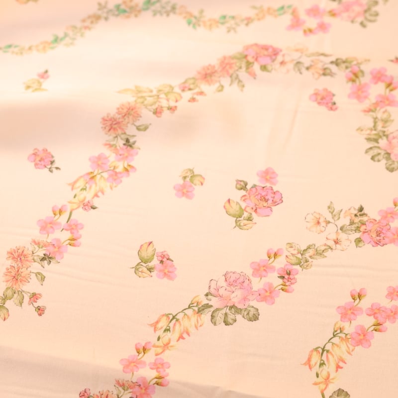 Vidéo: Étoffe 100% viscose – Guirlande florale rose