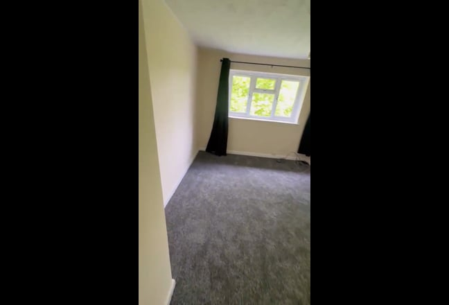 One bedroom first floor flat Main Photo