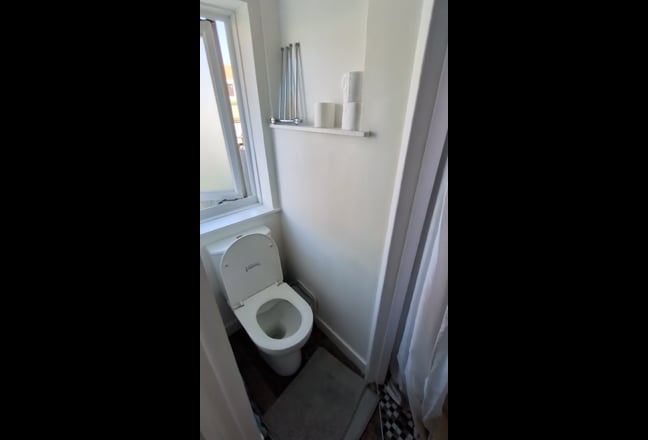 Spacious Room less than 5 minute walk to QEQM Main Photo