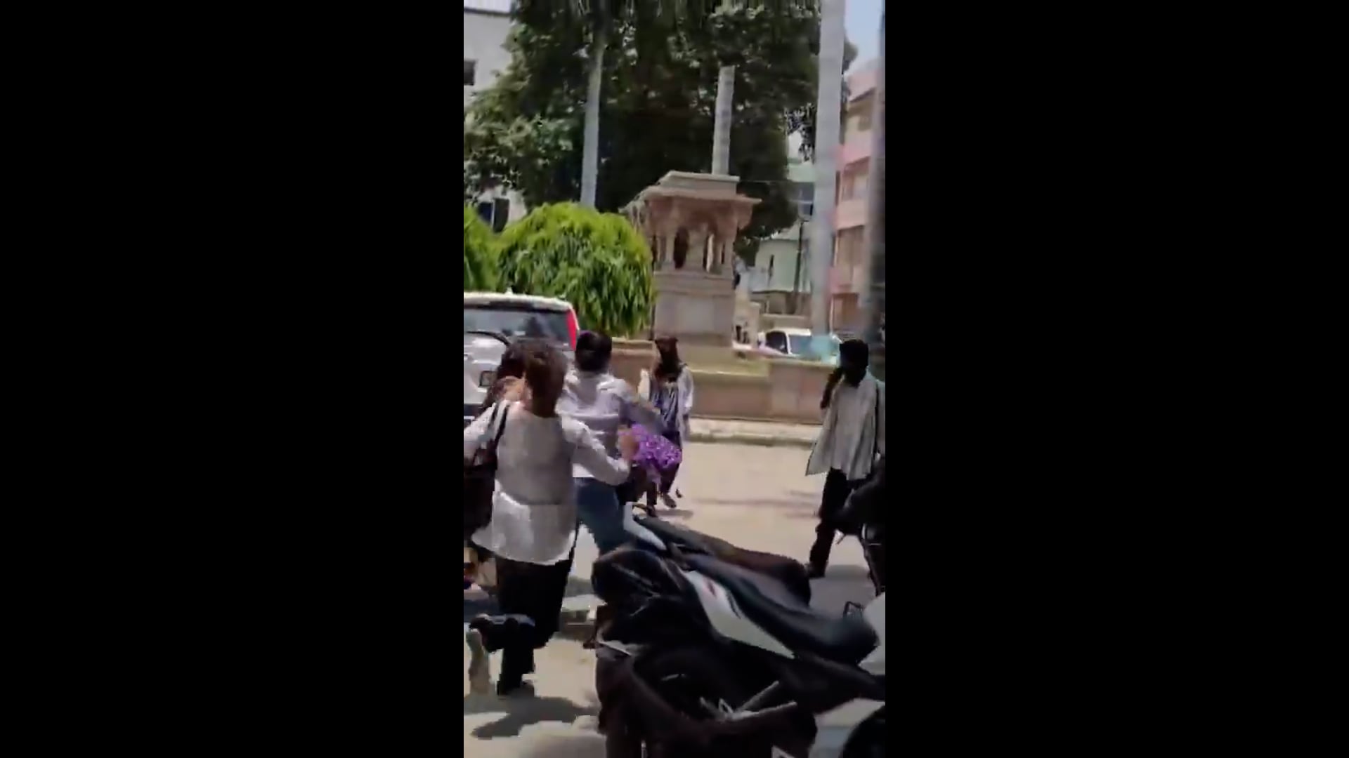 ▶️.......उत्तर प्रदेश के वाराणसी स्थित महात्मा गांधी काशी विद्यापीठ में छात्राओं के बीच जमकर मारपीट हो गई। छात्राओं ने एक-दूसरे के बाल पकड़कर कैंपस में ही हाथापाई की
बताया जा रहा है कि कमेंटबाजी को लेकर शुरू हुआ विवाद देखते ही देखते मारपीट में बदल गया। घटना का वीडियो सोशल मीडिया पर तेजी से वायरल हो रहा है