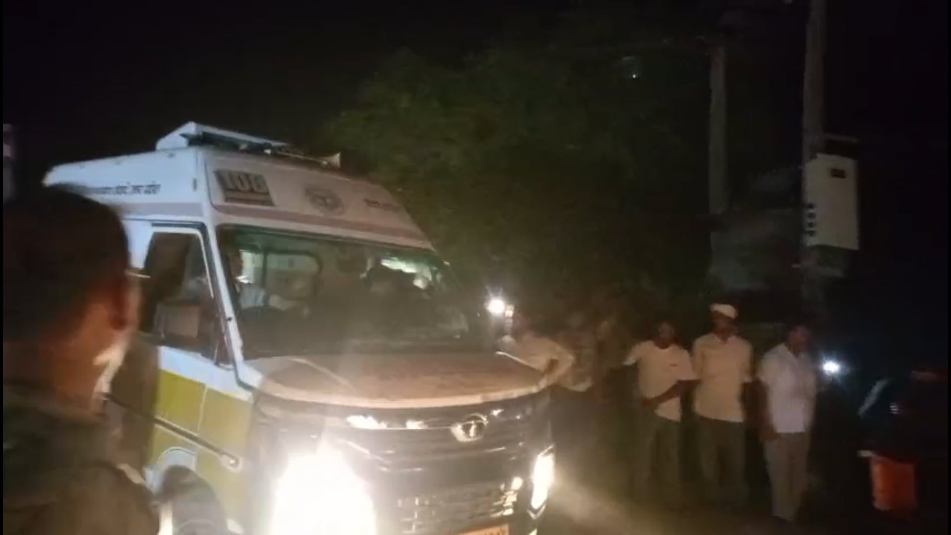 भांवरकोल तेज रफ्तार बस के खाई में गिर जाने से कई के हताहत होने की सूचना मिल रही है फिलहाल राहत और बचाव कार्य जारी है