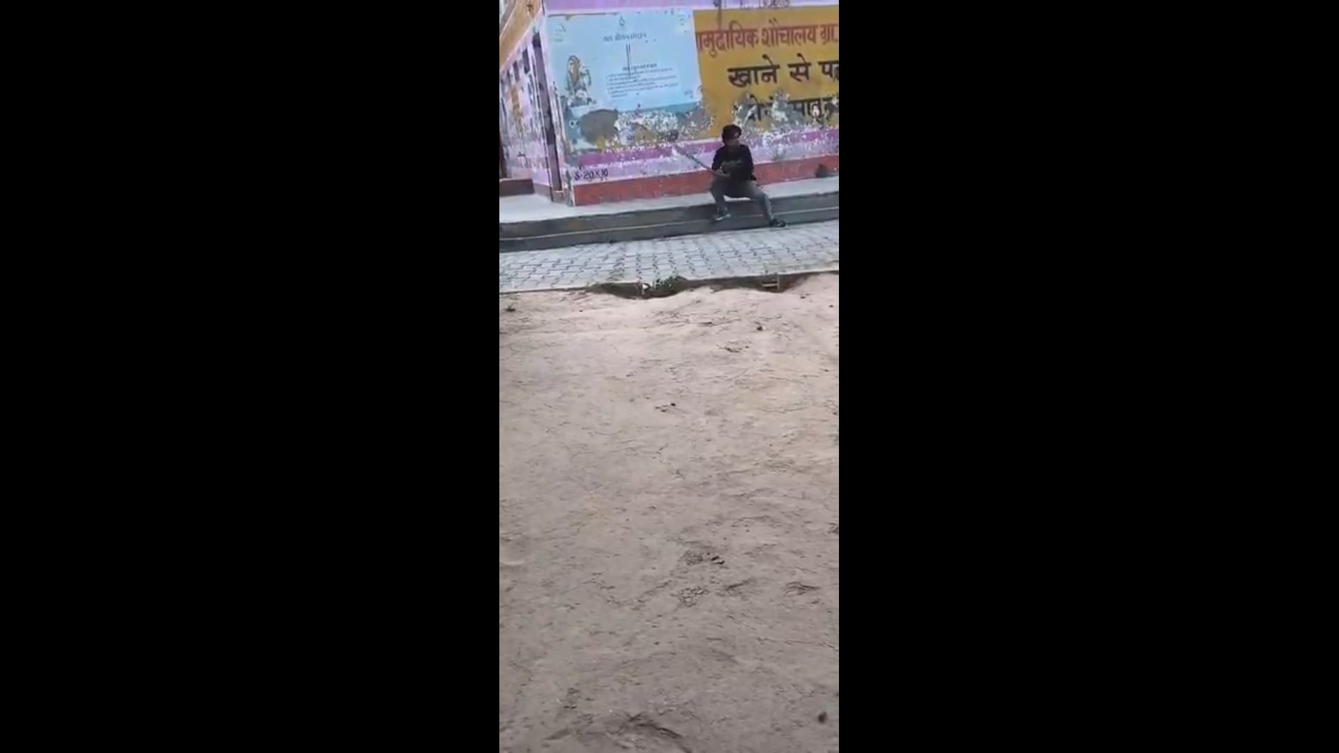 ▶️......यूपी: बुलंदशहर के थाना खानपुर क्षेत्र में युवक की बेरहमी से पिटाई का वीडियो वायरल
वायरल वीडियो में एक युवक को लाठी-डंडों व लोहे की रॉड से पीटते दिख रहे दबंग
पारिवारिक विवाद में पीड़ित युवक पर किया गया जानलेवा हमला
पीड़ित की तहरीर पर मामला दर्ज कर आरोपी की तलाश में जुटी थाना पुलिस
शिकायत में आरोपियों पर धारदार हथियार और पिस्टल तानने का भी आरोप
बुलंदशहर के खानपुर थाना क्षेत्र के गांव गुरावली में हुई वारदात