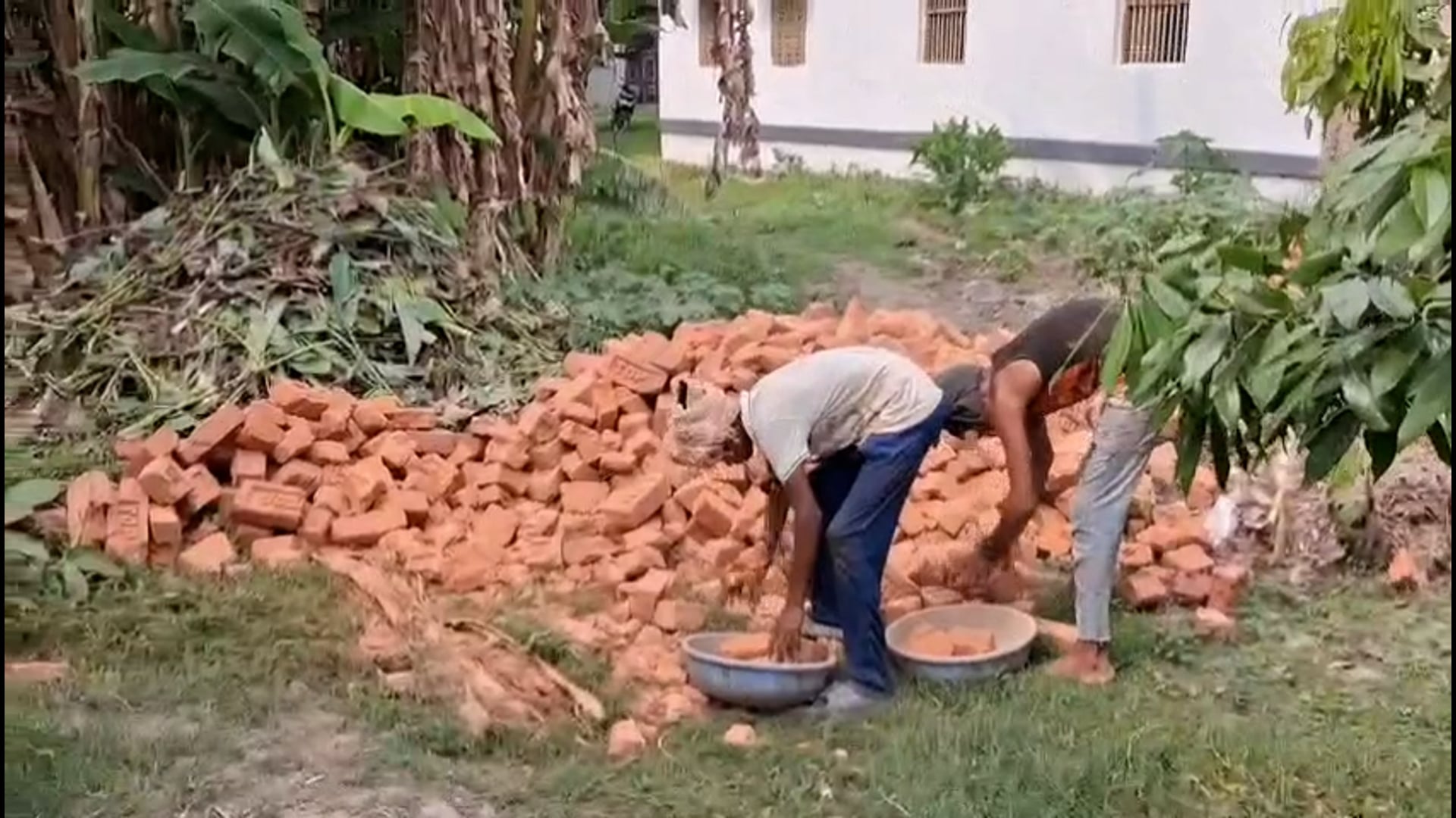 नाला निर्माण में अनियमितता का वार्ड सदस्य ने लगाया गंभीर आरोप।
