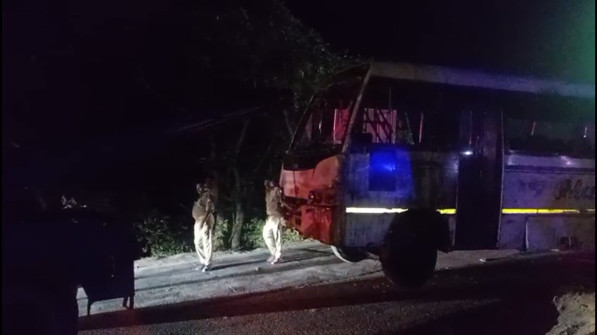 भांवरकोल पखनपुरा दुर्घटनाग्रस्त मनोज बस को क्रेन की सहायता से थाने ले जाती पुलिस