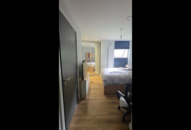 Large, Furnished Ensuite Room in Spacious 3-bed Main Photo