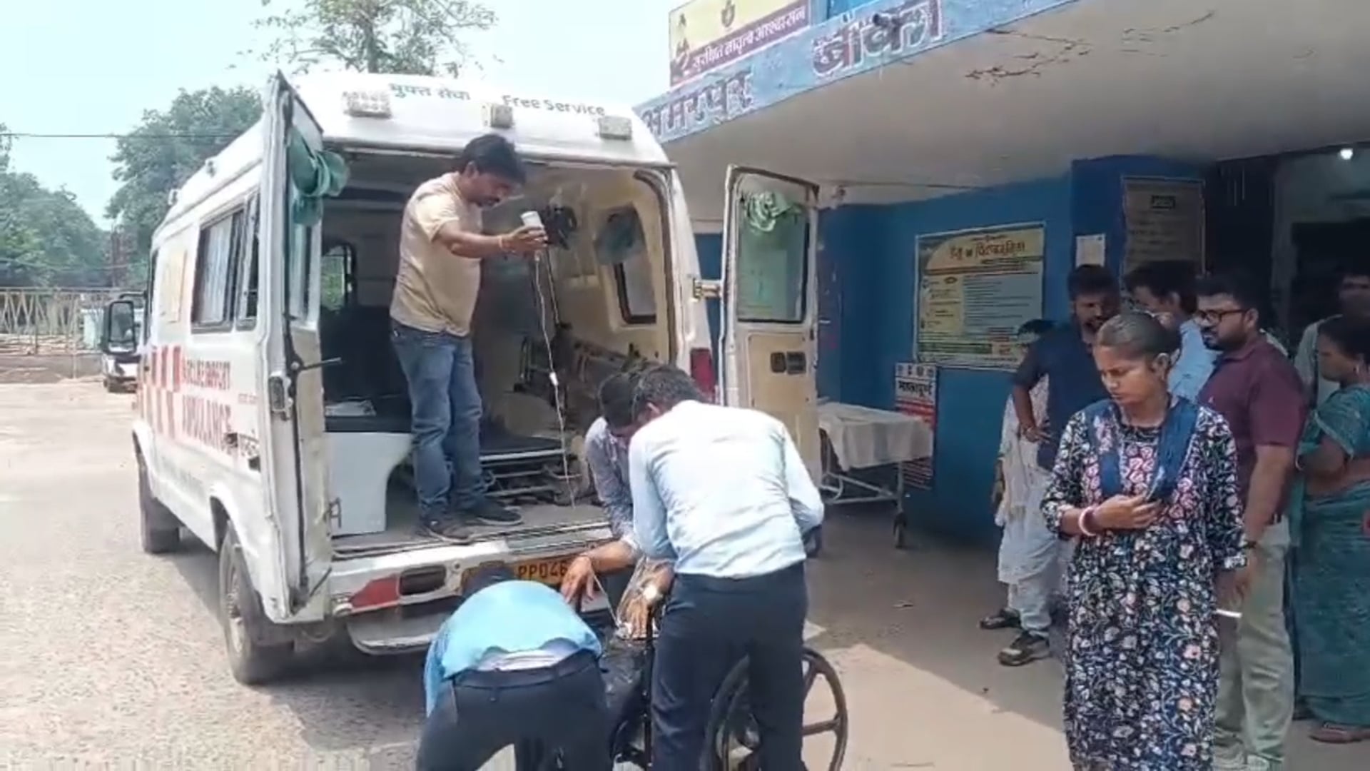 शराब फैक्ट्री के पास भीषण सड़क हादसा, आईसीआईसीआई बैंक मैनेजर समेत चार घायल, 3 की हालत गंभीर।