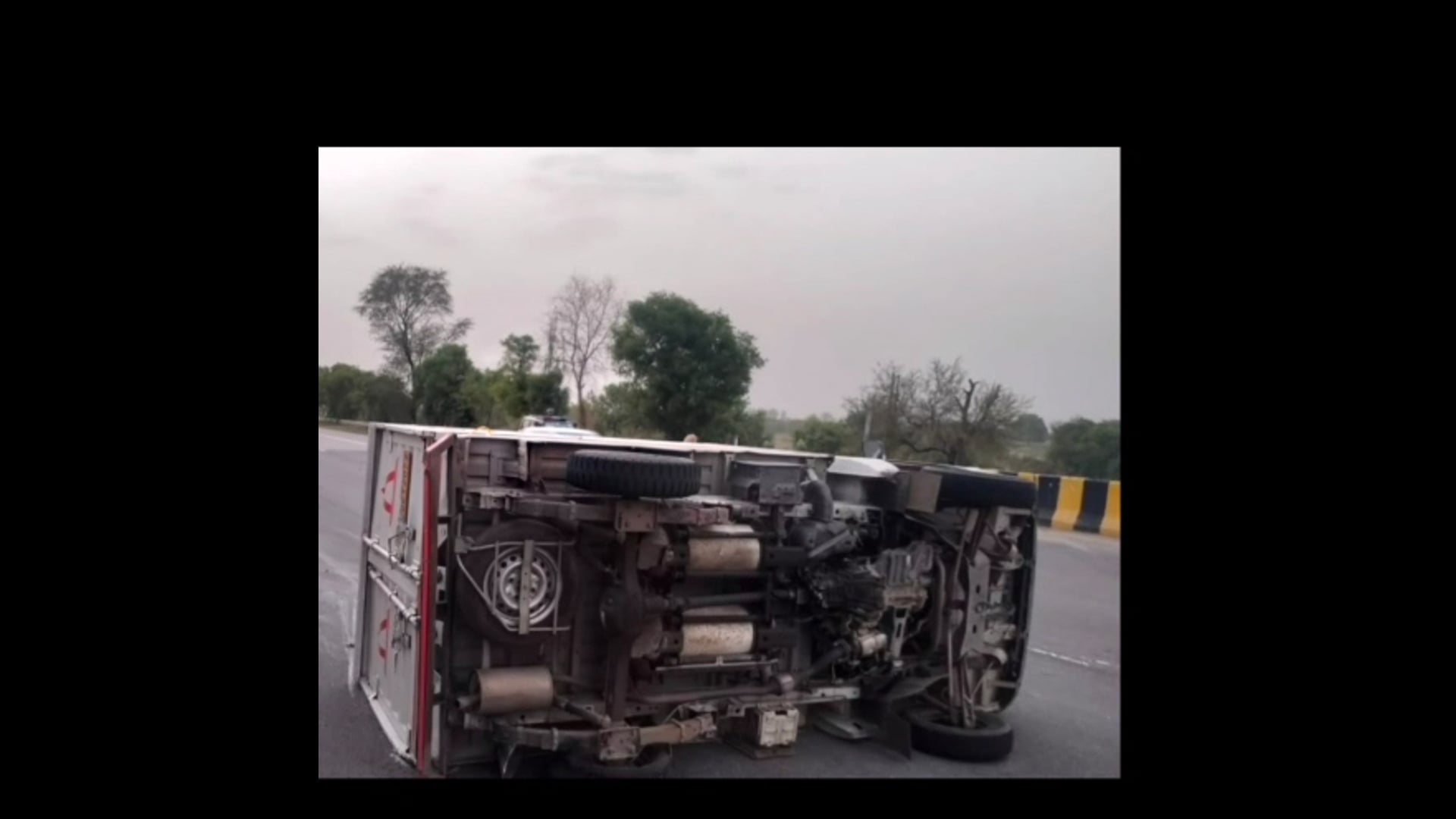 MANT-एक हादसा संभाल रही थी पुलिस, तभी पीछे से आ गई तेज रफ्तार कार… यमुना एक्सप्रेसवे पर मची चीख-पुकार,,