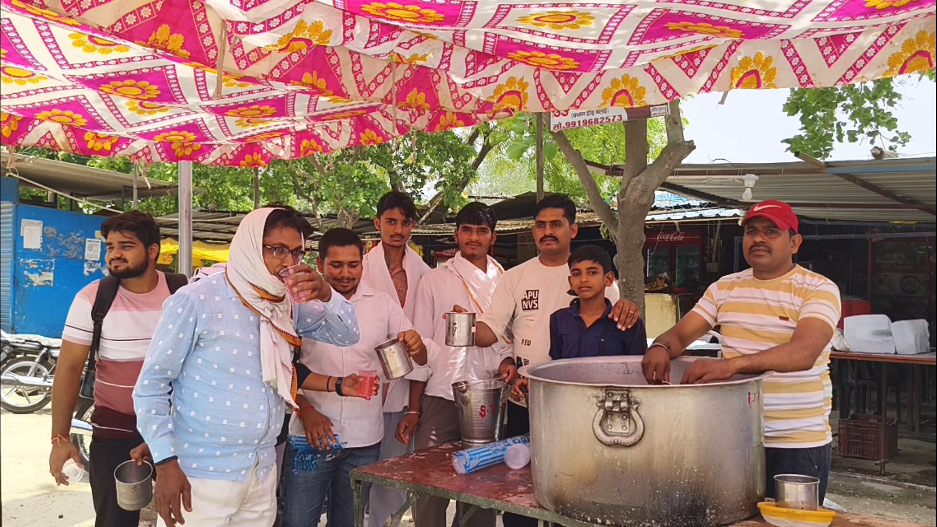 भीषण गर्मी में मानवता की मिसाल पटना नहर चौराहे पर राहगीरों को पिलाया गया शरबत#latest_news 