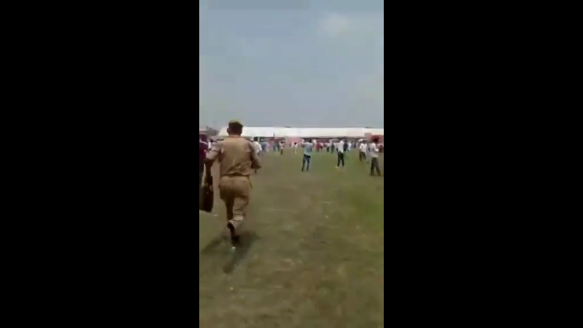 ▶️.....देवरिया के डीएम साहब की रफ्तार देखिए......एकदम भाग मिल्खा भाग हो रहे हैं…”