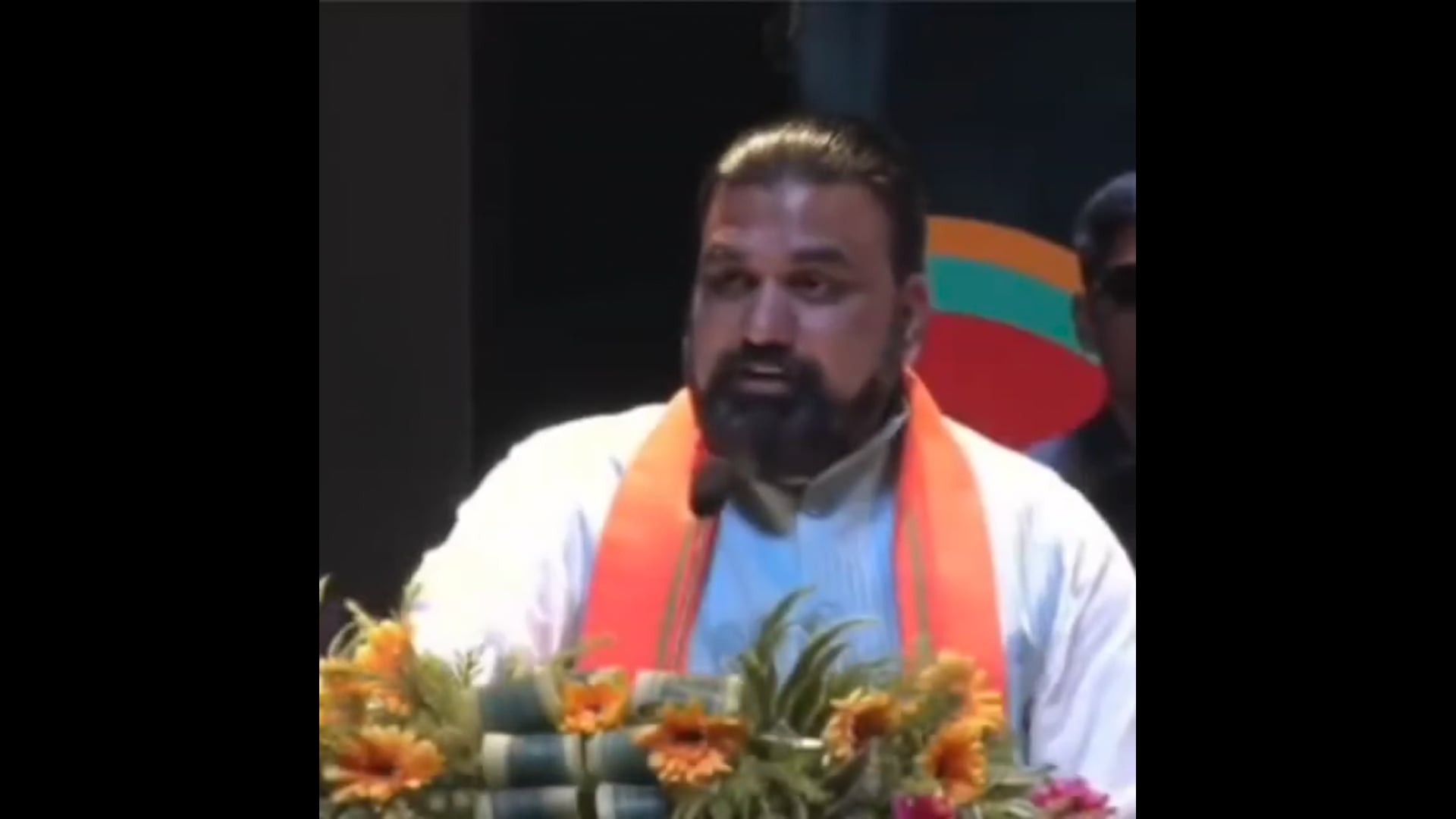 बिहार के मुख्यमंत्री सम्राट चौधरी ने खुले मंच से आखिर क्यों कहा कि हरे गमछे वाले को पकड़ो