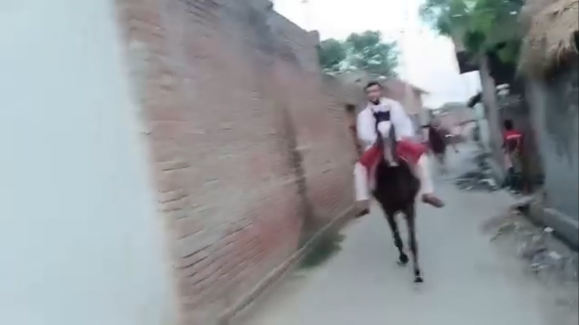 कटरा में विधायक प्रिंस का देसी रॉयल अंदाज़ चर्चा में

कटरा विधानसभा में विधायक वीरविक्रम सिंह प्रिंस का अनोखा अंदाज़ लोगों के बीच चर्चा का विषय बन गया। गाड़ियों की भीड़ से अलग घोड़े पर सवार होकर जनता के बीच पहुंचे विधायक की शाही एंट्री ने सभी का ध्यान आकर्षित किया। घोड़े की टापों के साथ उनका देसी रॉयल अंदाज़ लोगों के आकर्षण का केंद्र बना रहा।