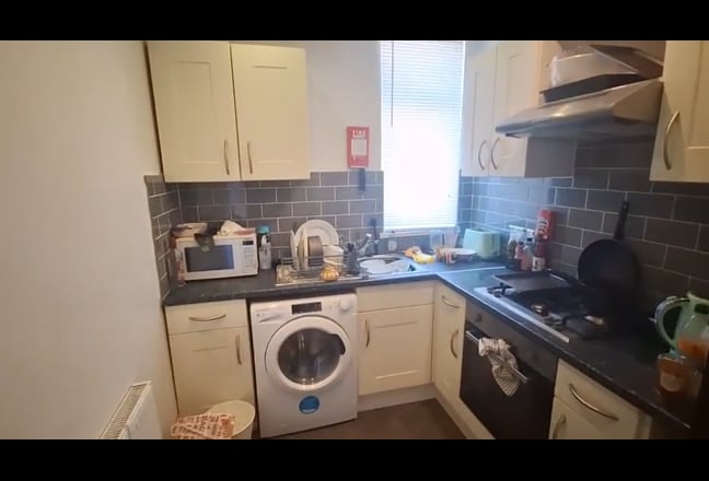 One bed ground flr flat - near Unis - suit couple  Main Photo