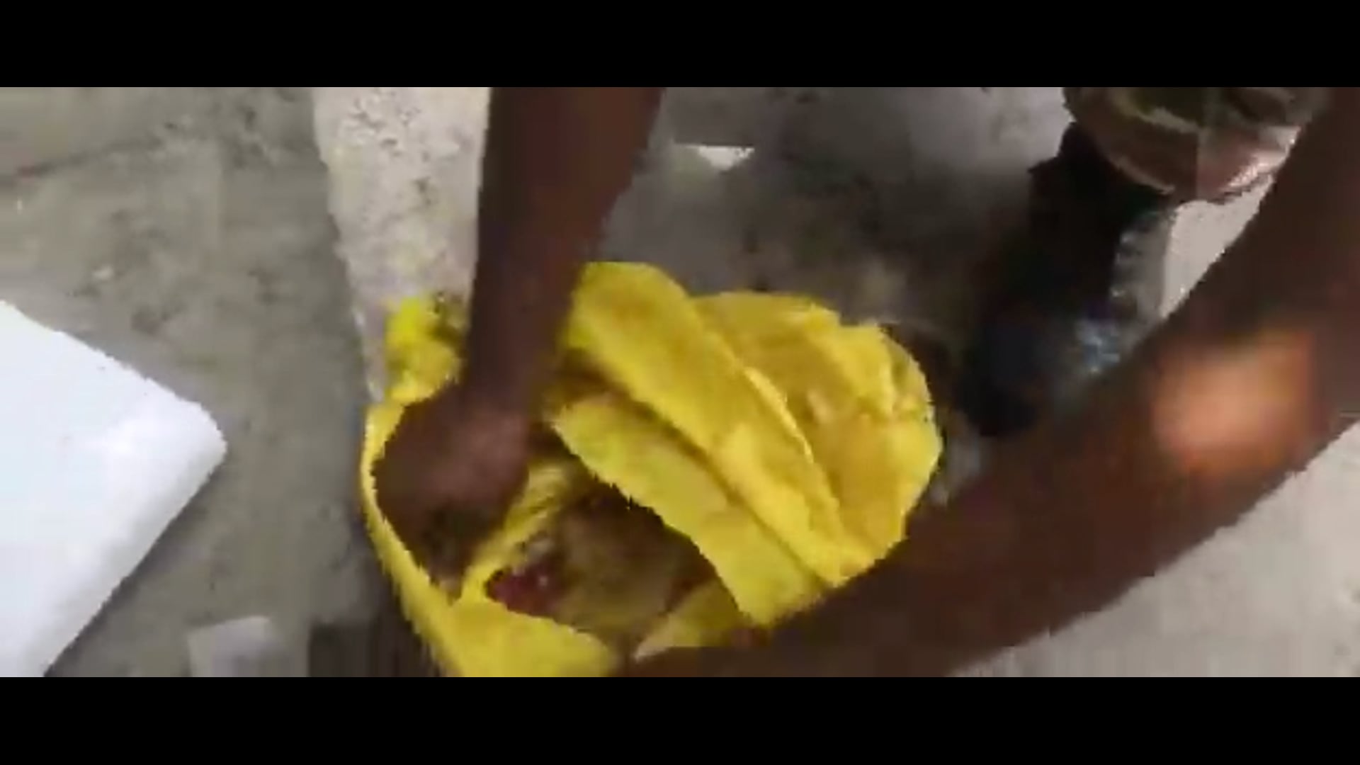 ▶️.......जब पानी से सिर से ऊपर बहेगा तो सेना उतरेगी ही…
ITBP जवान विकास सिंह की माँ को साँस की दिक्कत थी लेकिन कानपुर के कृष्णा अस्पताल वालो ने हाथ काट दिया…
बेचारा जवान तीन दिन तक FIR लिखाने के लिए भटकता रहा…
वीडियो में देखिए कि जब एक पुलिस अफसर कटा हाथ देखने के बाद भी कुछ नहीं करता तो आज ITBP वालों को पुलिस कमिश्नर ऑफिस को मजबूरन घेरना पड़ा…
यूपी के इतिहास में ये शायद पहली ऐसी घटना है