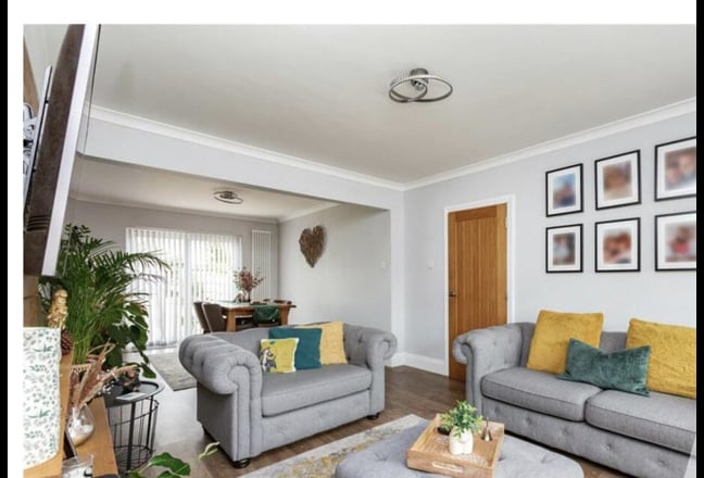  Large Double Room • 5 mins to Elm Park Station Main Photo