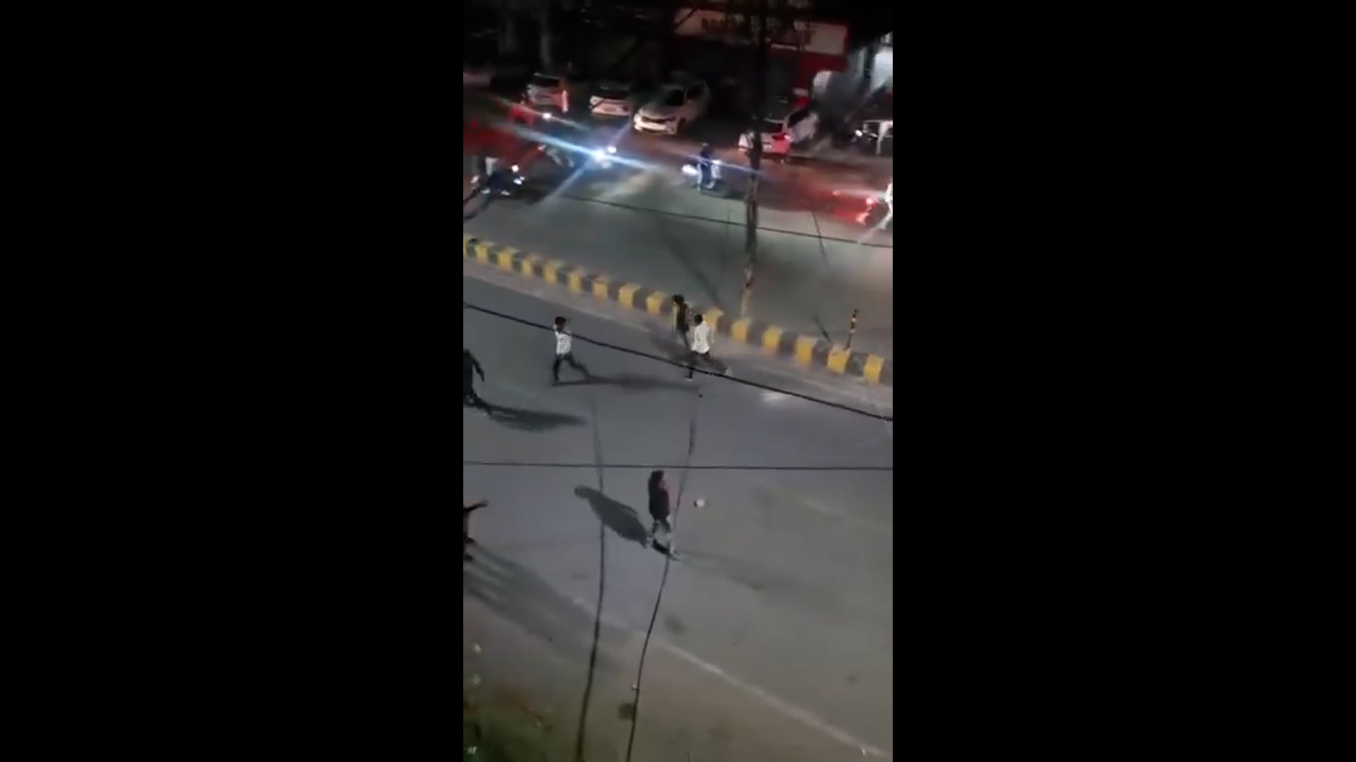▶️...यूपी- सड़क पर गुंडागर्दी की यह तस्वीर कानपुर से आई है
इससे ज्यादा अराजक तस्वीर की कल्पना भी नहीं की जा सकती
जहां दो गुटों में भिड़ंत के बाद राहगीरों की गाड़ियों ही पत्थर बाजी कर दी गई हो