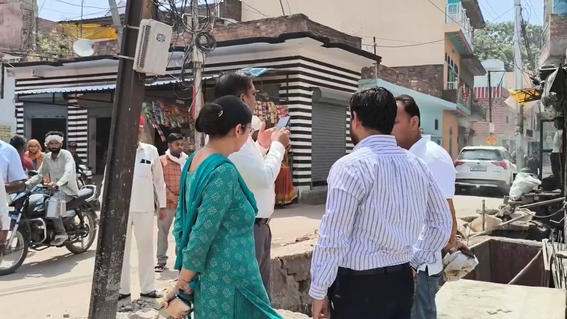 लोहारों वाले चौराहे पर सड़क चौड़ीकरण कार्य का डीएम ने किया निरीक्षण

शाहजहांपुर में जिलाधिकारी धर्मेंद्र प्रताप सिंह ने लोहारों वाले चौराहे पर चल रहे सड़क चौड़ीकरण कार्य का निरीक्षण कर प्रगति की समीक्षा की। उन्होंने कार्यदायी संस्था को गुणवत्ता के साथ तेजी से काम पूरा करने के निर्देश दिए और लापरवाही पर सख्त कार्रवाई की चेतावनी दी, ताकि आमजन को आवागमन में परेशानी न हो।
