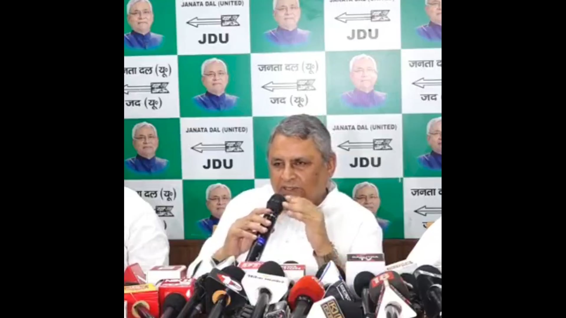 “वैश्विक संकट के बीच सरकार की कोशिश जारी, पेट्रोल-डीजल पर बोले विजय चौधरी”
