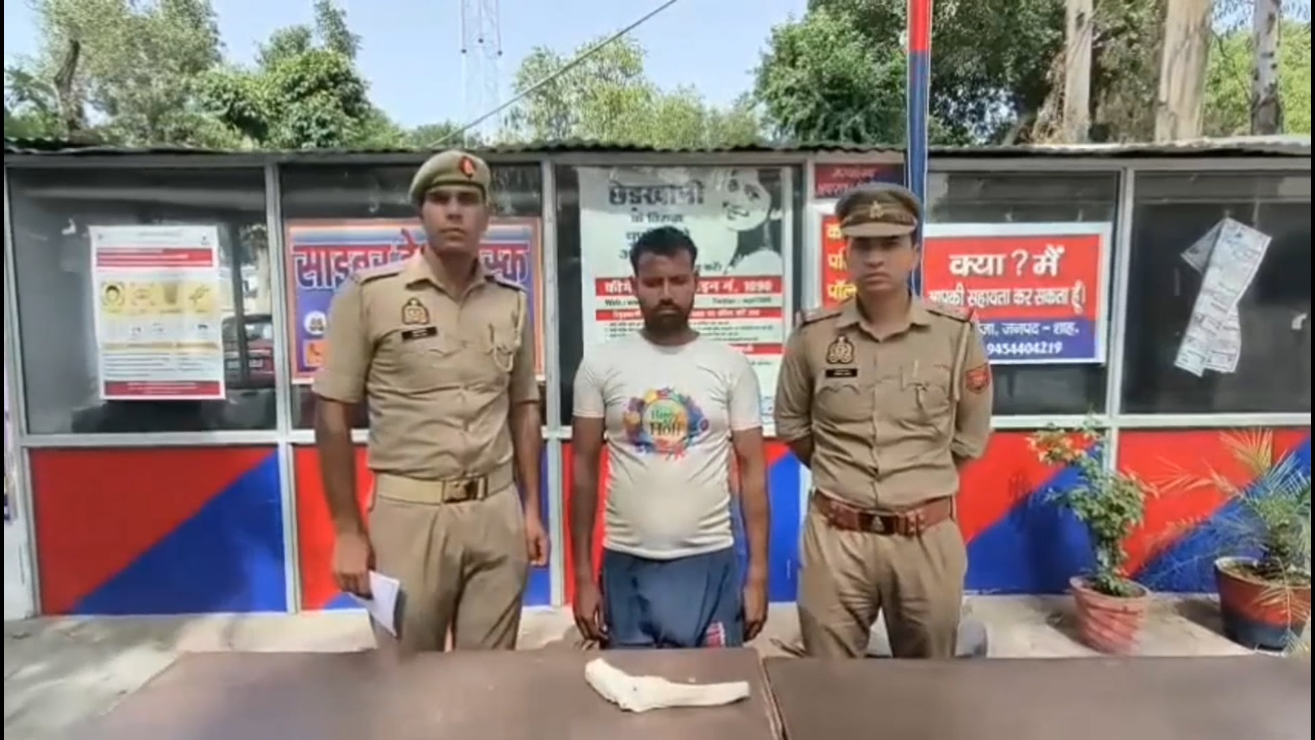 रोजा पुलिस की बड़ी कार्रवाई, हिस्ट्रीशीटर बदमाश अवैध तमंचे सहित गिरफ्तार

शाहजहांपुर। जनपद की थाना रोजा पुलिस ने त्वरित कार्रवाई करते हुए एक हिस्ट्रीशीटर अभियुक्त को अवैध तमंचे के साथ गिरफ्तार किया है। पुलिस के अनुसार आरोपी किसी वारदात को अंजाम देने की फिराक में अटसलिया ओवरब्रिज के पास खड़ा था, तभी मुखबिर की सूचना पर पुलिस ने उसे दबोच लिया।