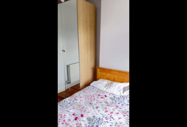 Detached House in Morden, 5 min walk from station  Main Photo