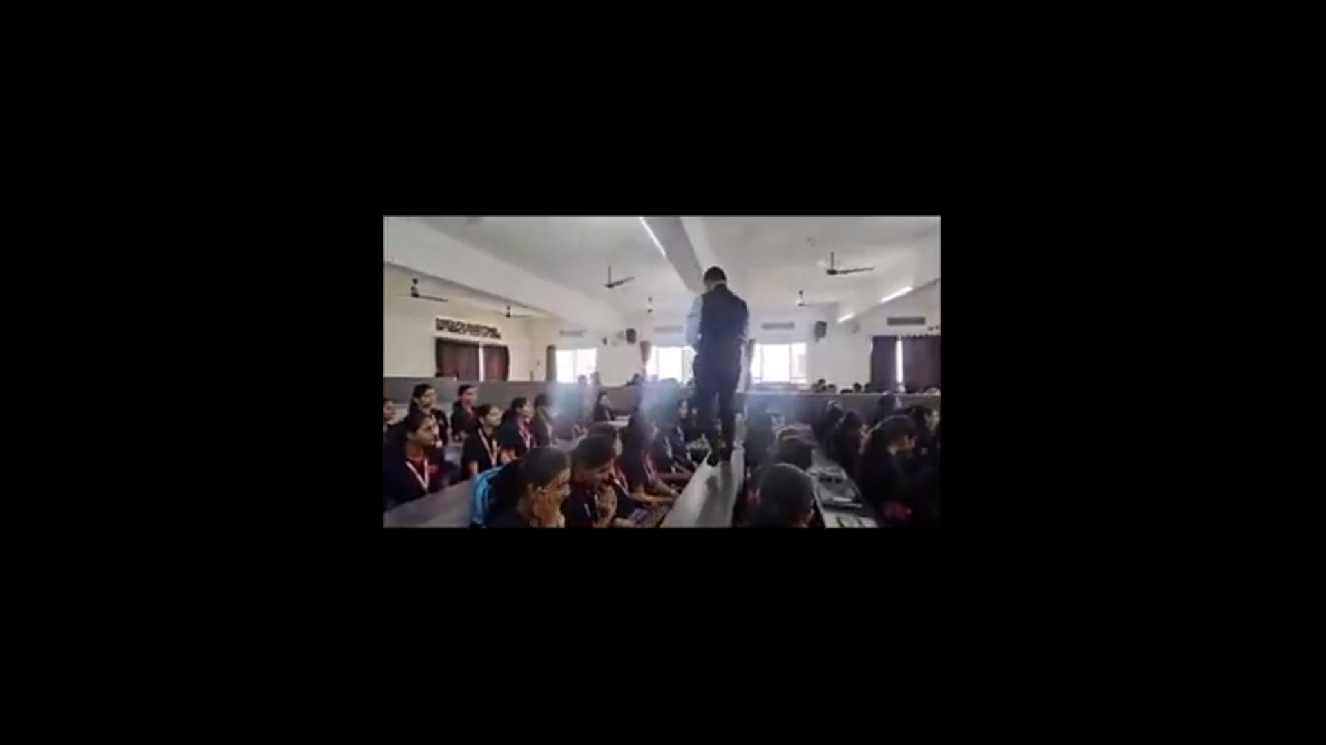 ▶️.....ये NEET पेपर लीक का आरोपी शिवराज मोटेगांवकर है, ये RCC कोचिंग क्लासेस के डायरेक्टर भी है
इसने पेपर लीक से पहले स्पेशल क्लास ली थी और तांबे के बर्तन में जल लेकर छात्रों के ऊपर छिड़का था