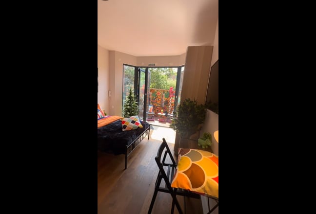 Large Double bedroom ensuite bills included Main Photo