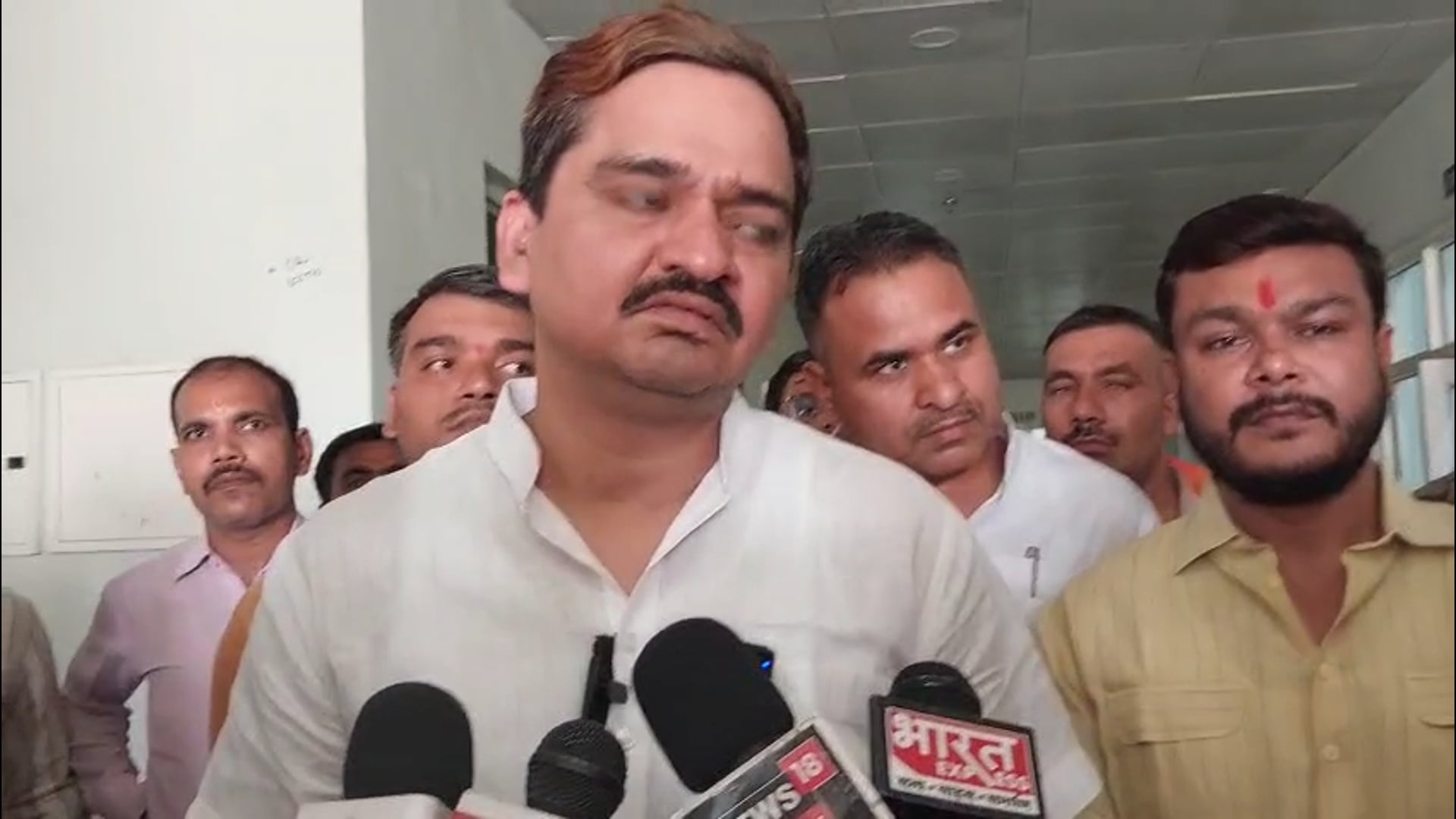 *गाजीपुर के राजकीय मेडिकल कॉलेज में हुई मारपीट की घटना के संबंध में आज विधान परिषद सदस्य विशाल सिंह चंचल ने अस्पताल का द