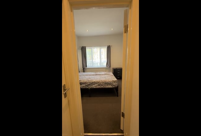 1 Double Room- Vegetarian- Sudbury town station  Main Photo