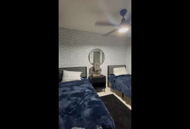 Furniture room Miami Gardens single person only Main Photo