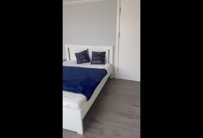 Large Luxurious Room in Shepherds Bush  Main Photo