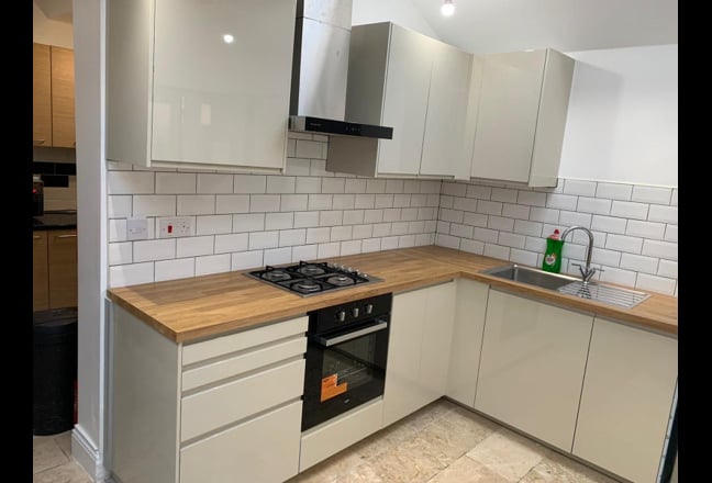 Large en-suite room next to station  Main Photo