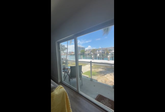 Large room w/priv bath Main Photo