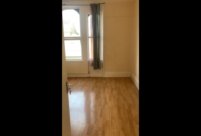A rare, bright and very spacious double bedroom  Main Photo