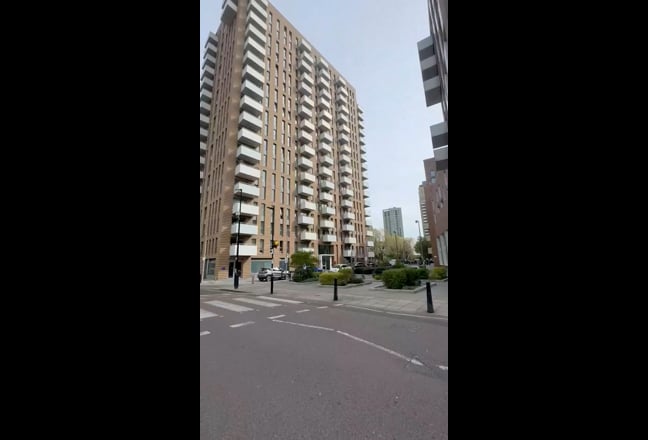 Room close commute to central and canary wharf Main Photo