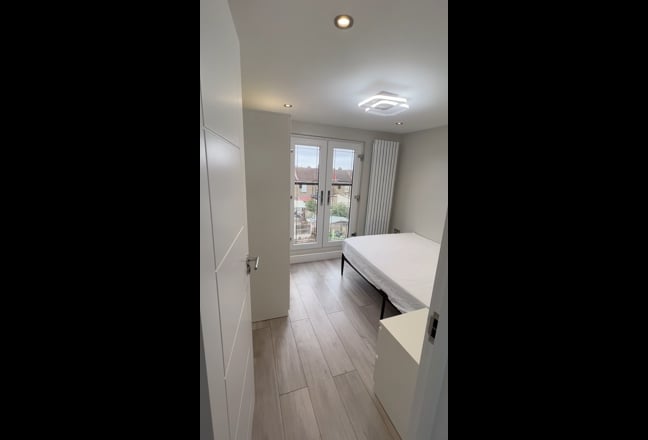 New Double Balcony Room - &pound;750 Per month inc bill Main Photo