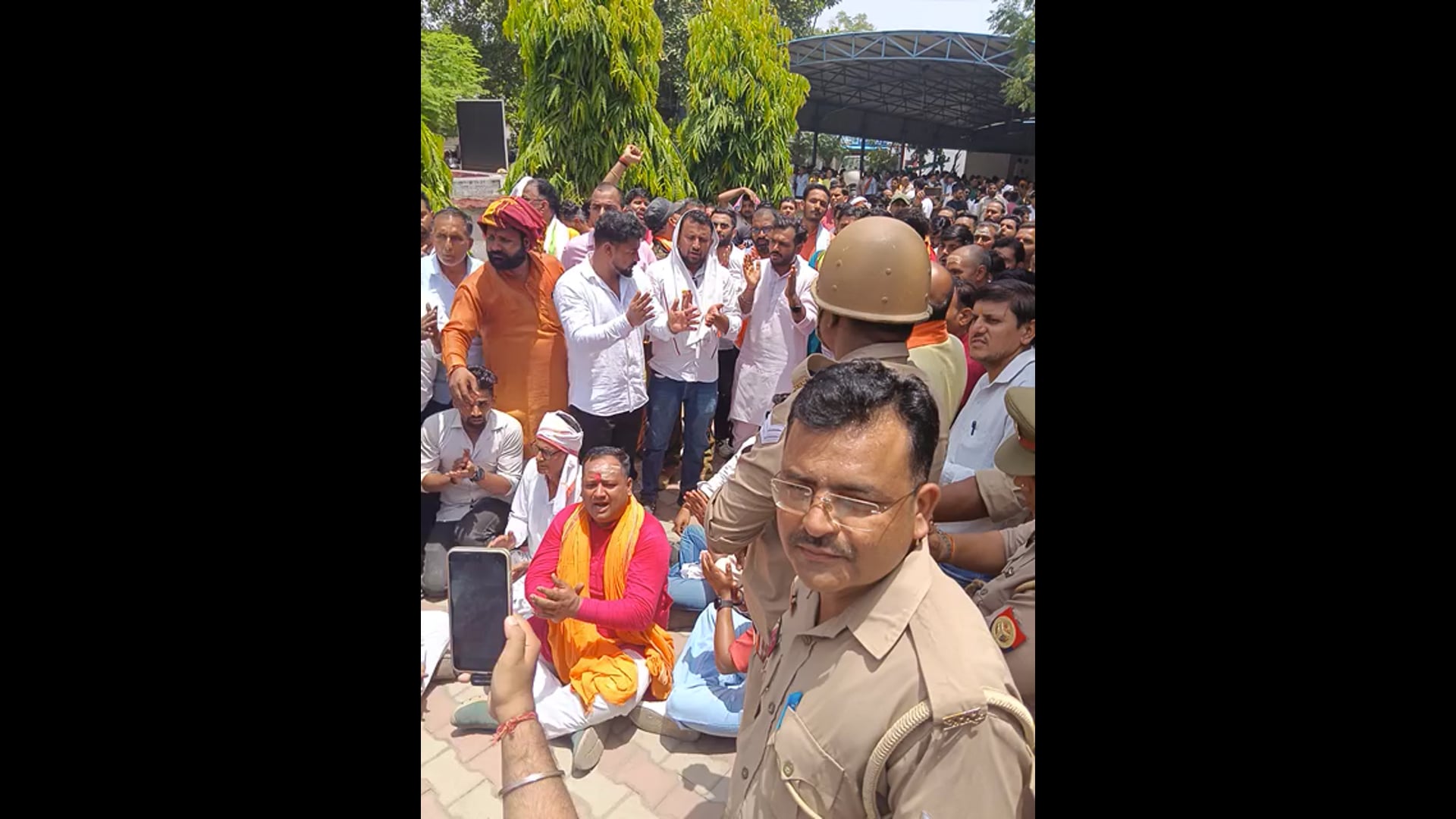हनुमान चालीसा का पाठ का प्रदर्शन किया जा रहा है भीम आर्मी के खिलाफ और जो पंडित जी पीडीएस है उनको इंसाफ दिलाने के लिए