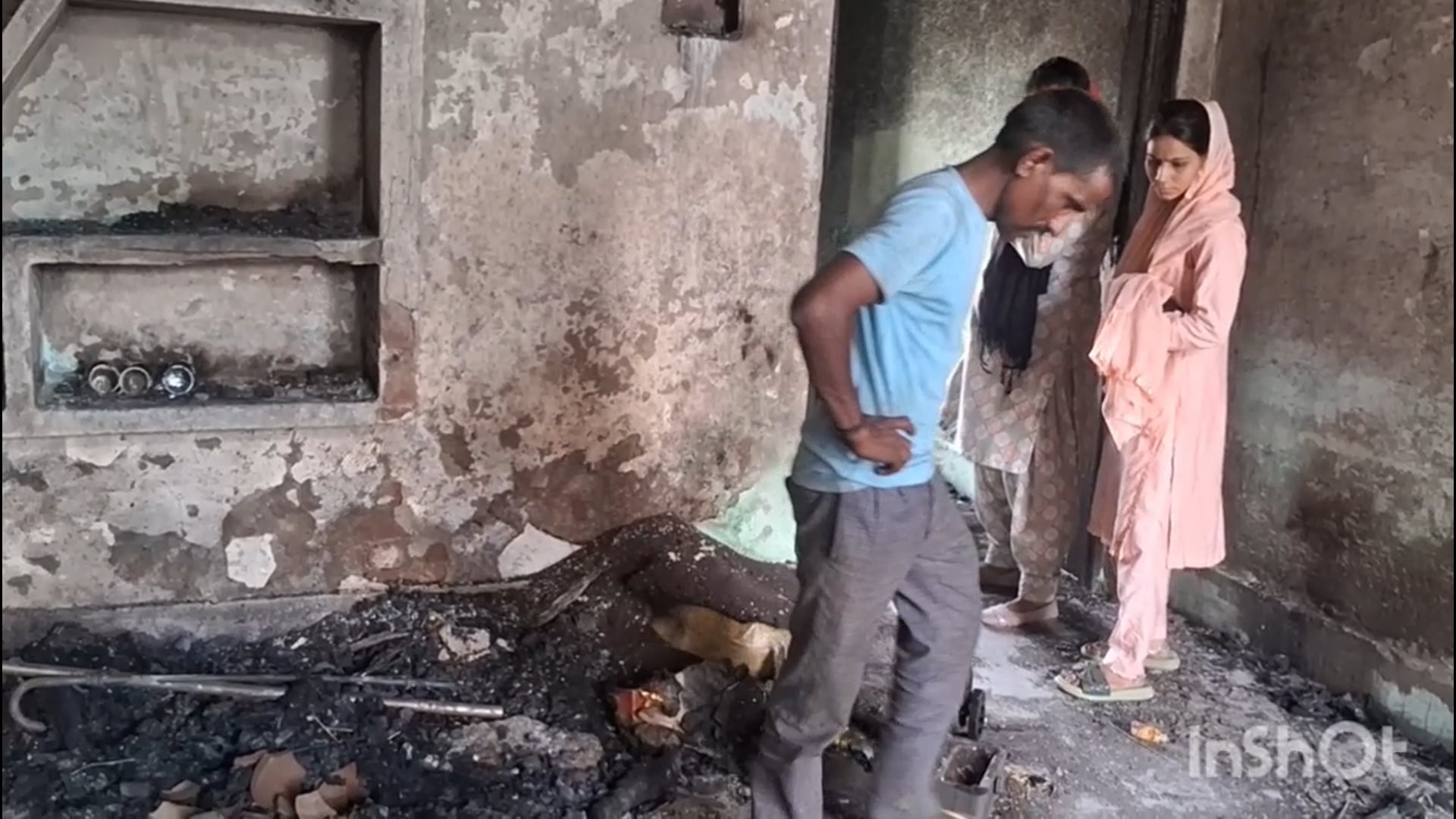 थाना रिफाइनरी क्षेत्र गांव बरारी भोला पुत्र कुंजी के मकान में शॉर्ट सर्किट से लगी आग सारा सामान जलकर हुआ खाक